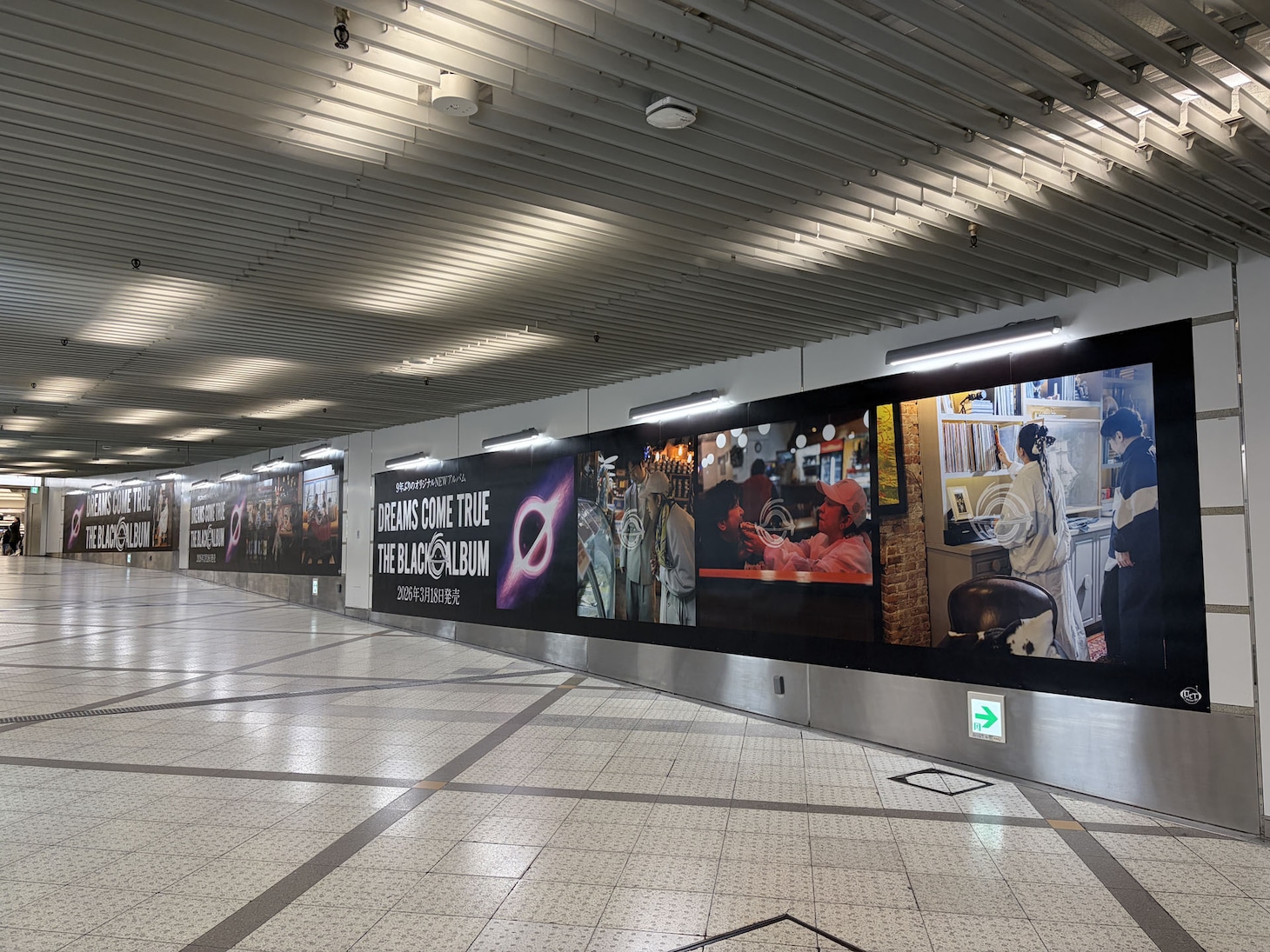 大阪・うめだエンタメウォールアベニューに掲出中の巨大アートワーク。