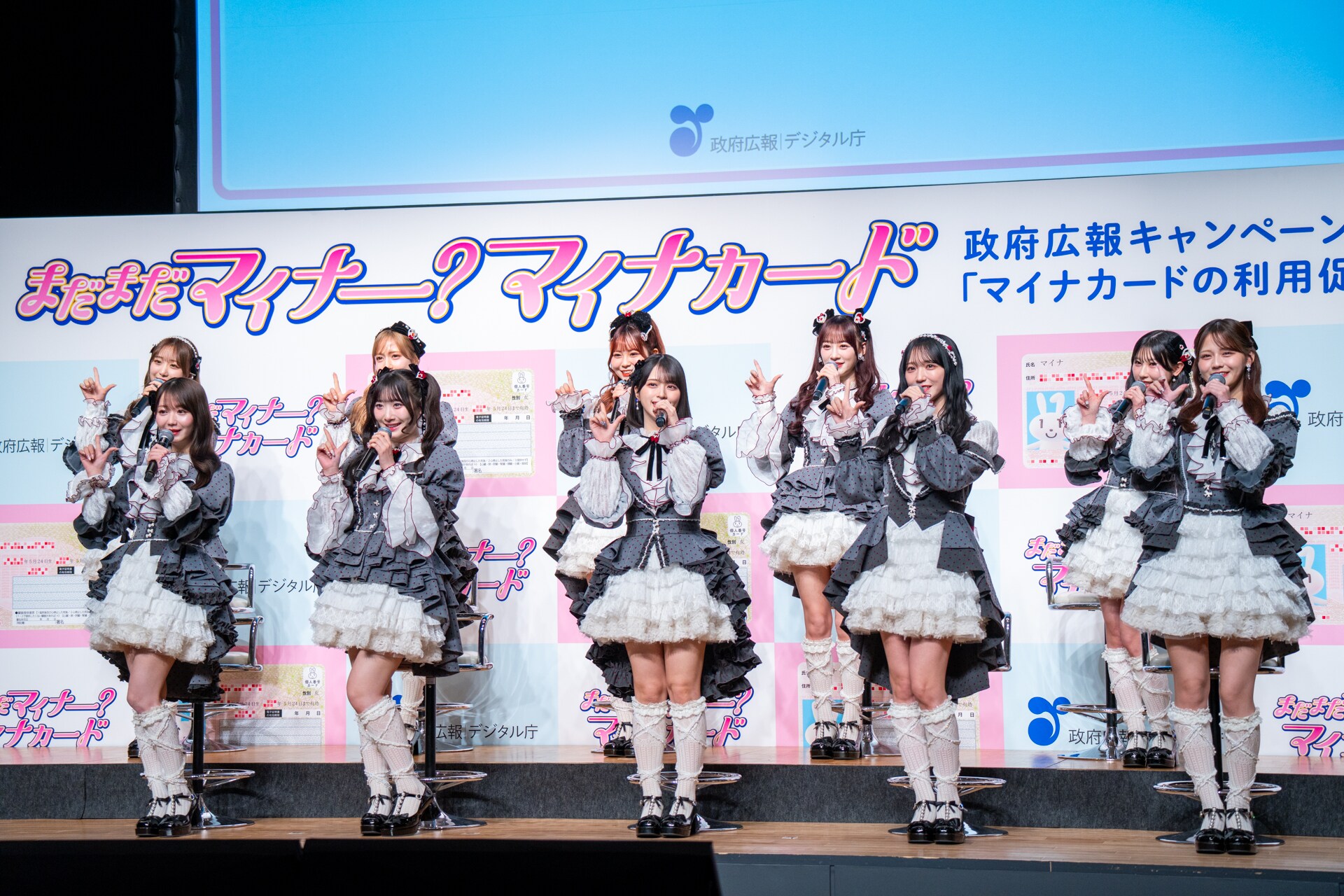 ＝LOVE生写真(大場 音嶋 齋藤 大谷 野口 佐々木) LOVE。上段左から、瀧脇笙古、諸橋沙夏、大場花菜、音嶋莉沙、山本杏奈