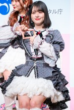 「まだまだマイナー？マイナカード」の振付を実演する佐々木舞香（＝LOVE）。