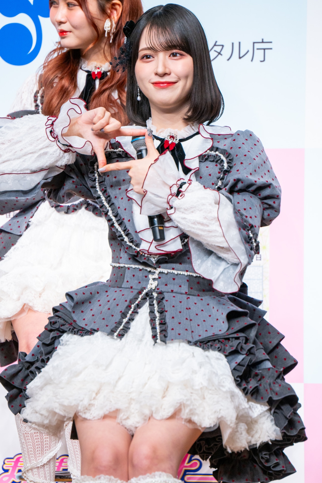 「まだまだマイナー？マイナカード」の振付を実演する佐々木舞香（＝LOVE）。