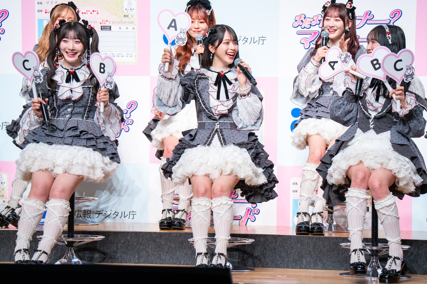 ＝LOVE。上段左から、諸橋沙夏、大場花菜、音嶋莉沙、下段左から、齋藤樹愛羅、佐々木舞香、野口衣織。