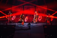 和傘を手にパフォーマンスするITARU、Ray、齋木春空、S（左から）。