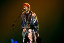 エレキギターを弾きながら熱唱するKEIGO。