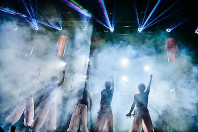 ステージ上部から特攻服が降りてくる様子。（撮影：上溝恭香）