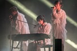 「夜泣き」を歌う冨田侑暉、Ray、ITARU（左から）。