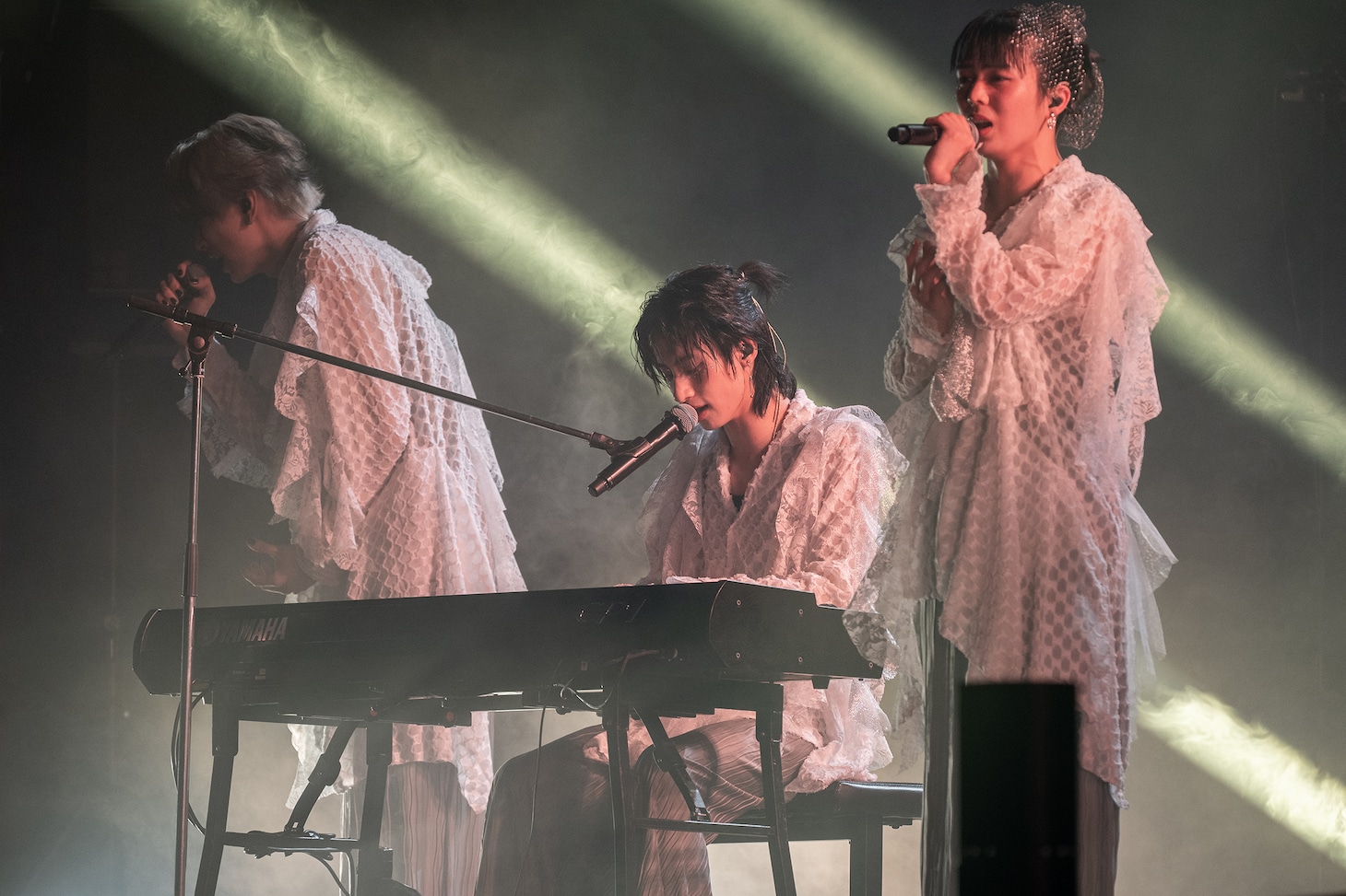 「夜泣き」を歌う冨田侑暉、Ray、ITARU（左から）。