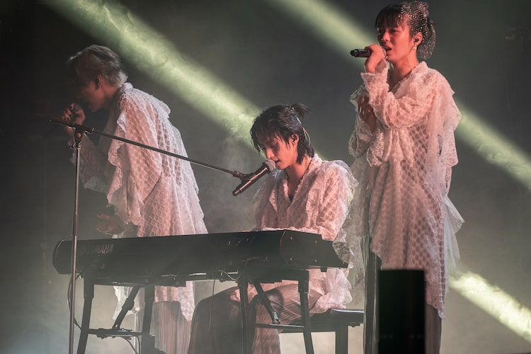 「夜泣き」を歌う冨田侑暉、Ray、ITARU（左から）。