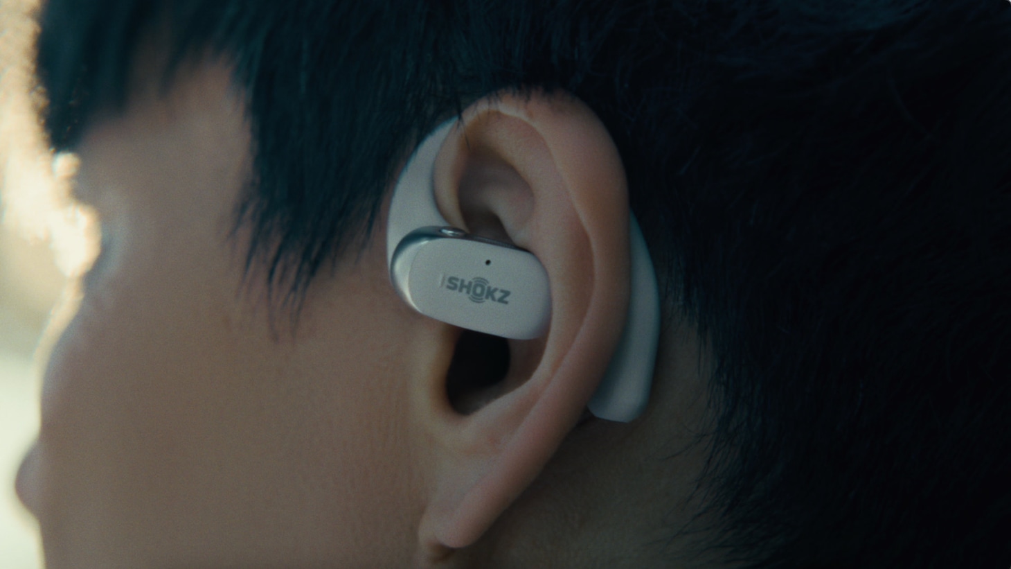 山口一郎が出演する「OpenFit 2+」の新Web CM「音楽みたいに素敵な音」編より。