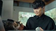 山口一郎が出演する「OpenFit 2+」の新Web CM「音楽みたいに素敵な音」編より。