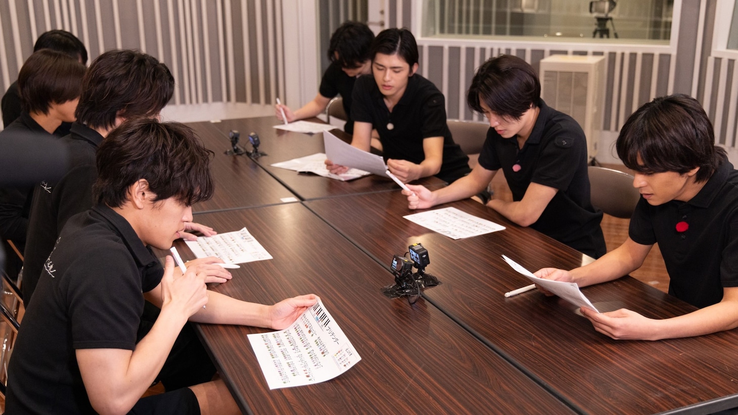 作戦会議をするtimelesz。©フジテレビ