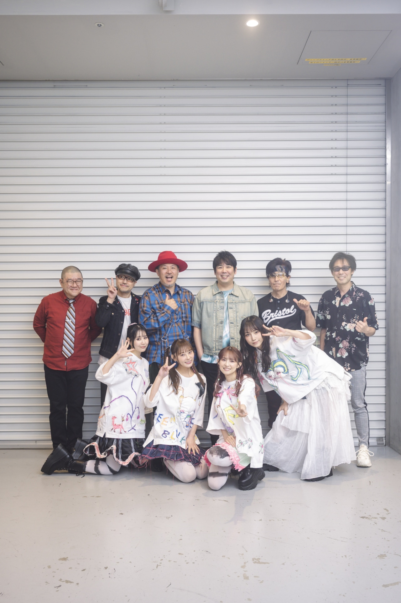 SCANDALとスキマスイッチ、スキマスイッチのサポートメンバー。（Photo by Takeshi Yao）