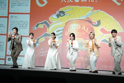 「大歓喜ポーズ」を披露する鈴木亮平、浜辺美波、綾瀬はるか、Mrs. GREEN APPLE。