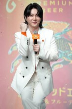 大歓喜ポーズを披露する大森元貴。