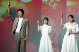 乾杯する鈴木亮平、浜辺美波、綾瀬はるか。