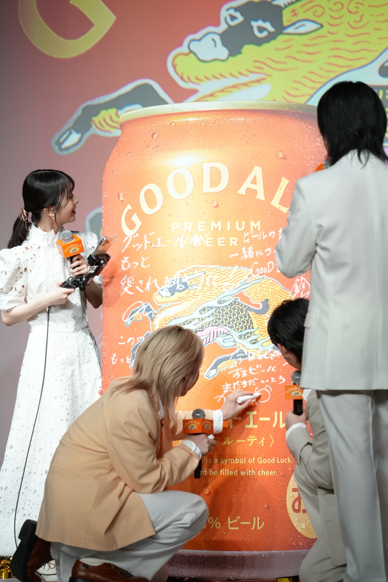 巨大な「キリングッドエール」缶パネルにサインを入れるMrs. GREEN