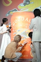 サインを入れる位置を吟味する藤澤涼架（左から2番目）。