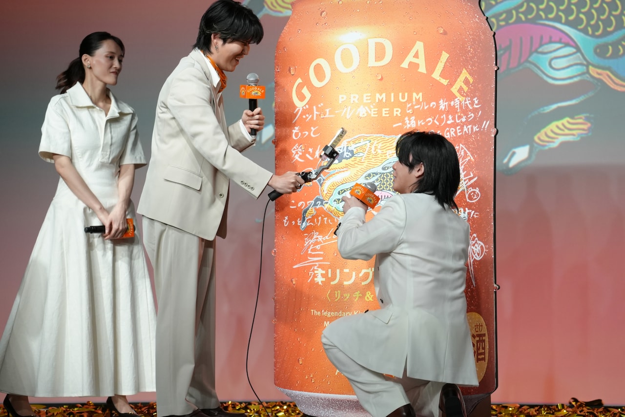 サインを入れる大森元貴を撮影する若井滉斗。 [画像・動画ギャラリー 7