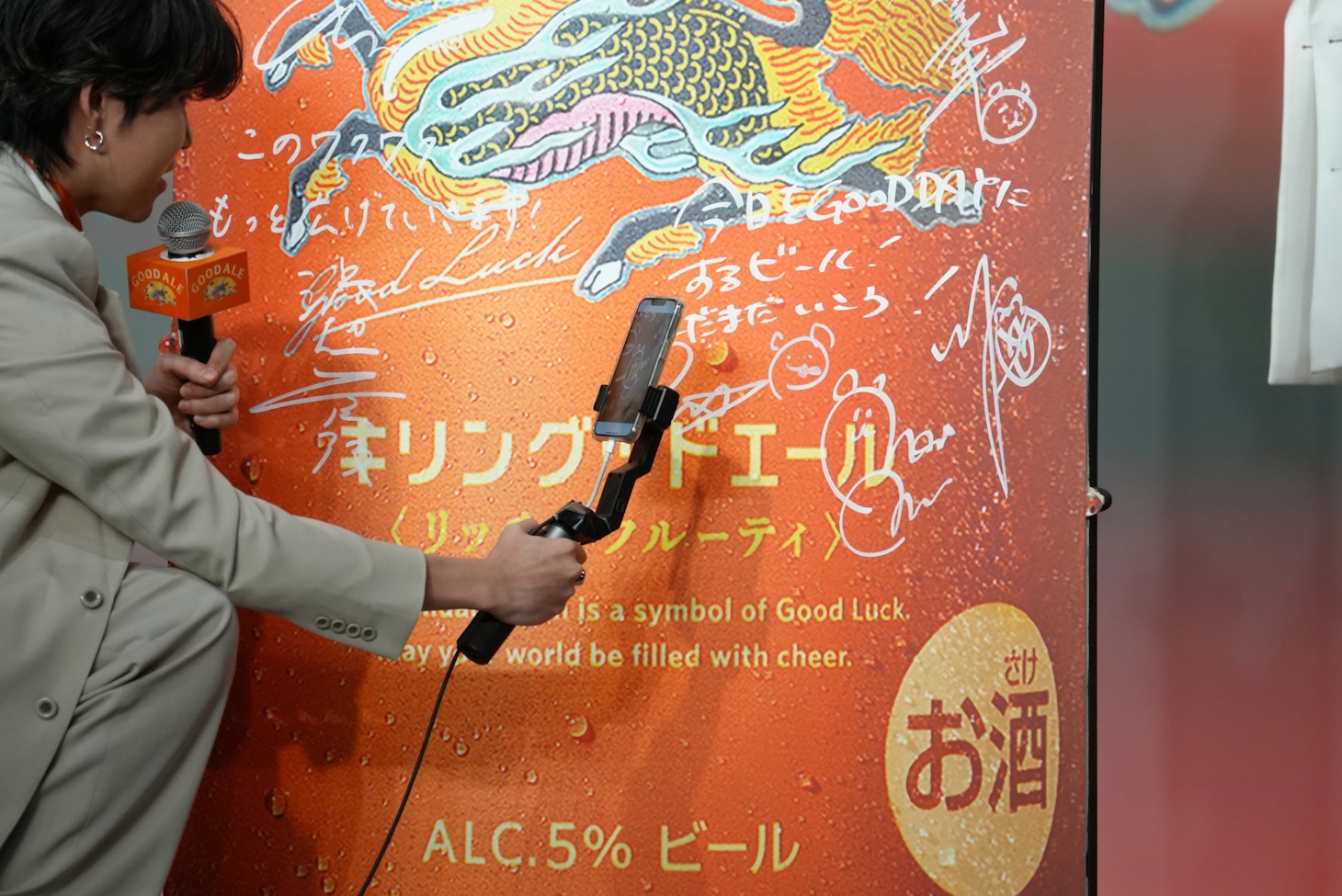 綾瀬はるかへのリスペクトを込め、彼女のサインを真似てクマがたくさん描かれた巨大な「キリングッドエール」缶パネル。