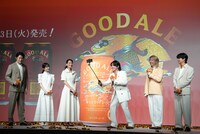 6人での自撮りに挑む大森元貴（右から3番目）。