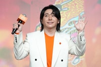 手を振りながら会場をあとにする大森元貴。