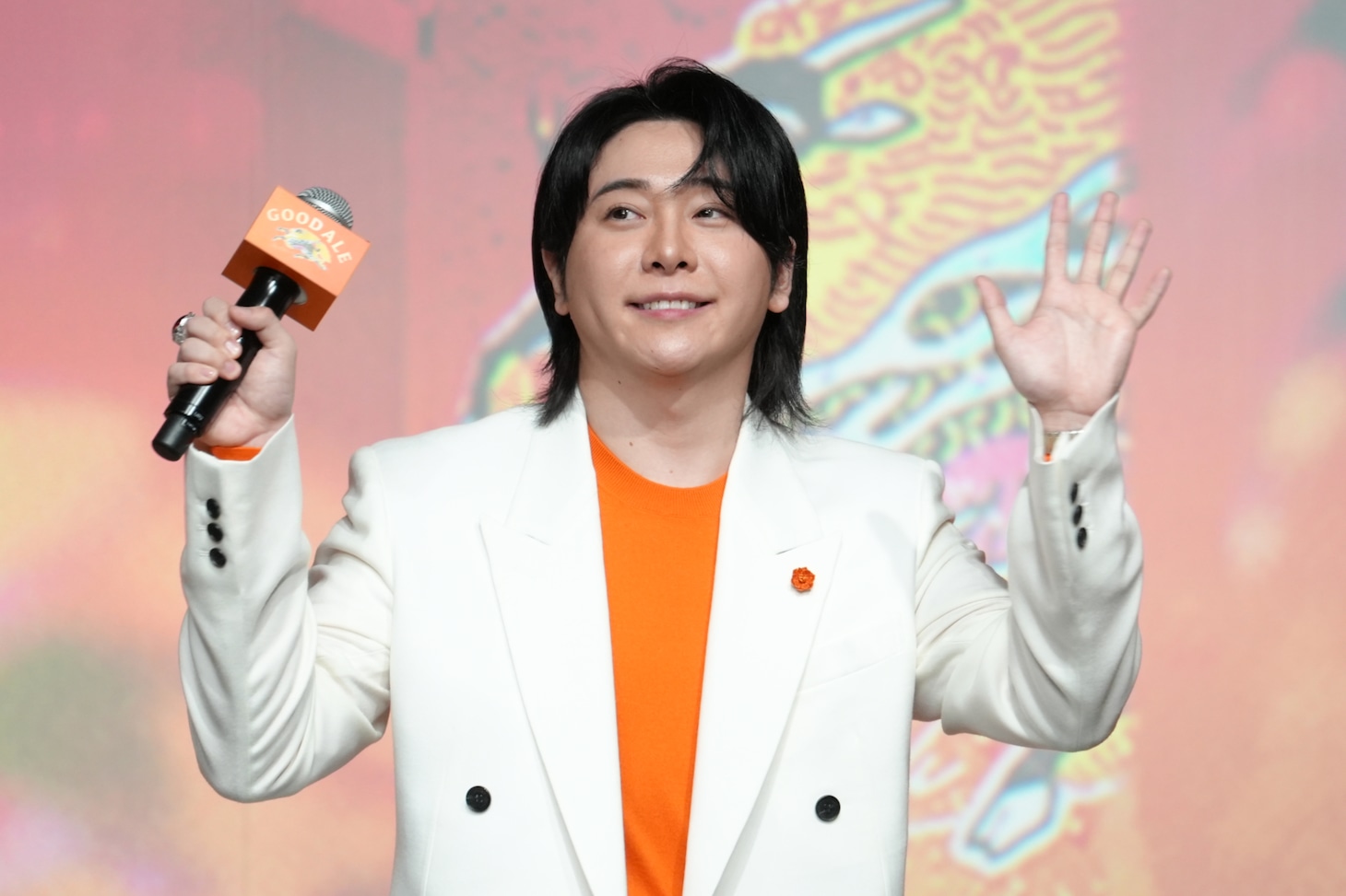 手を振りながら会場をあとにする大森元貴。