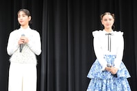 左から當真あみ、嵐莉菜。