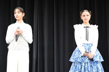 左から當真あみ、嵐莉菜。