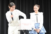 質問を選ぶ當真あみ（左）とそれを見守る嵐莉菜（右）。