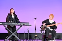 左からpeppe、穴見真吾。