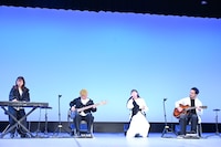 日本女子体育大学の学生200人の前で映画「パリに咲くエトワール」の主題歌「風に乗る」を披露する緑黄色社会。