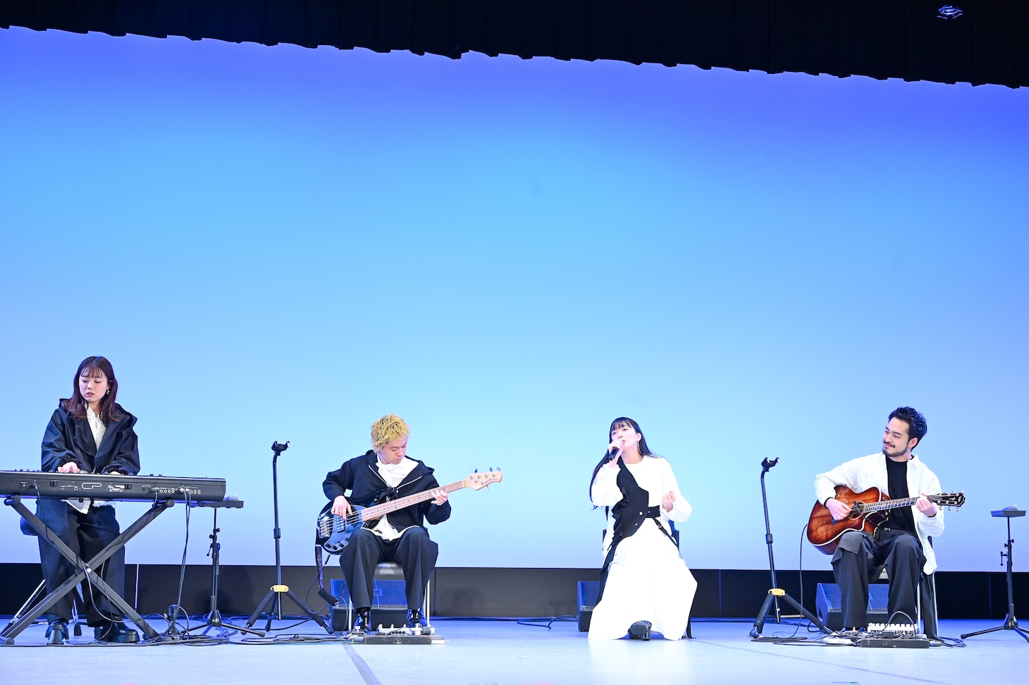 日本女子体育大学の学生200人の前で映画「パリに咲くエトワール」の主題歌「風に乗る」を披露する緑黄色社会。