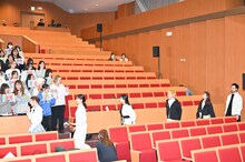 フォトセッションで再登場した嵐莉菜、當真あみ、緑黄色社会。