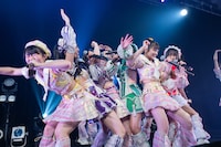 狭いステージでもみくちゃになる虹コン現役＆OG。