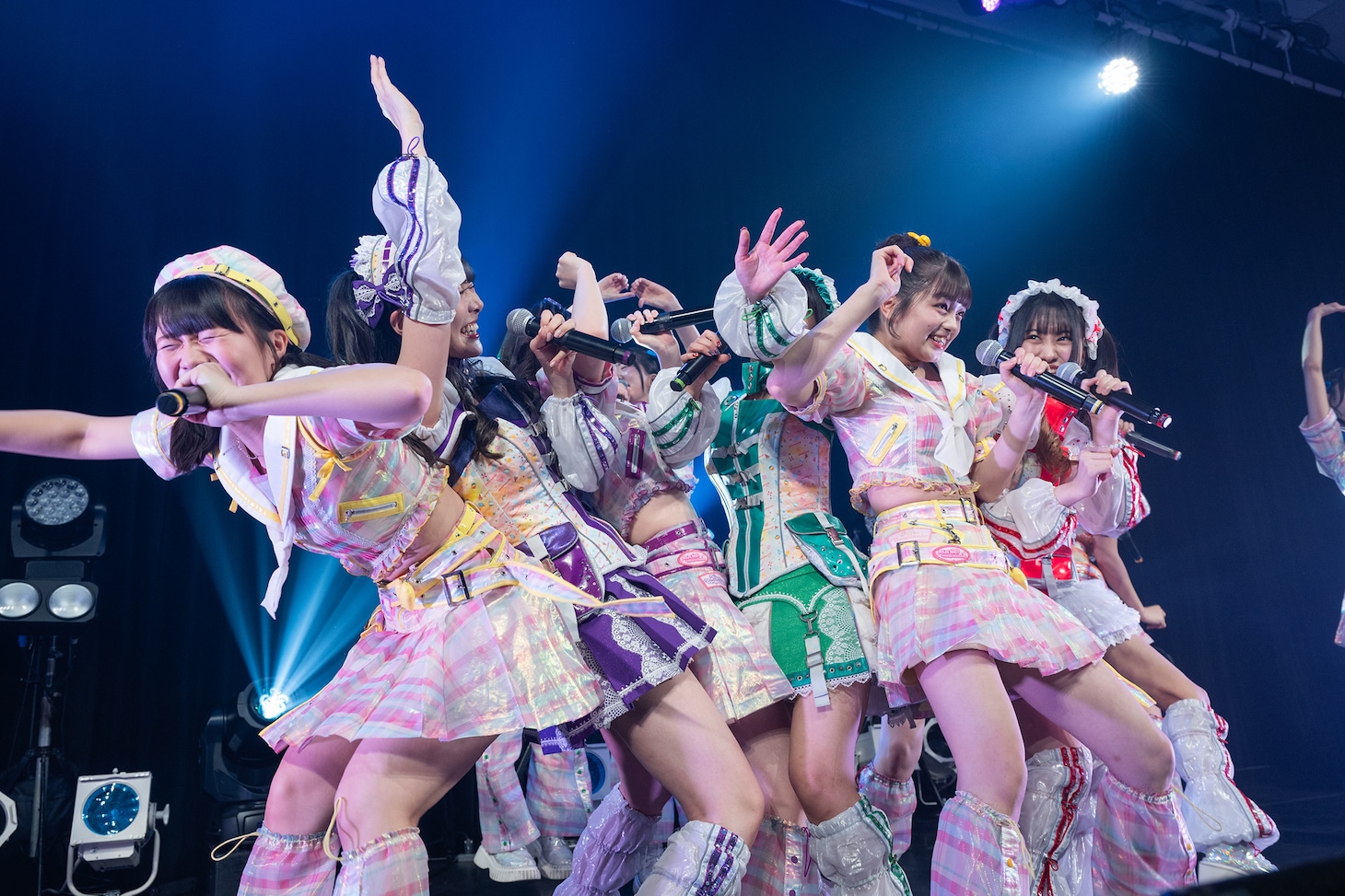 狭いステージでもみくちゃになる虹コン現役＆OG。