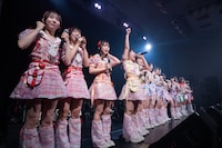 横一列に並んだ虹コン現役＆OG。