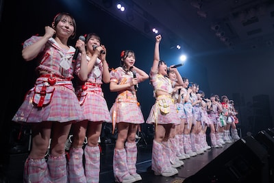 横一列に並んだ虹コン現役＆OG。