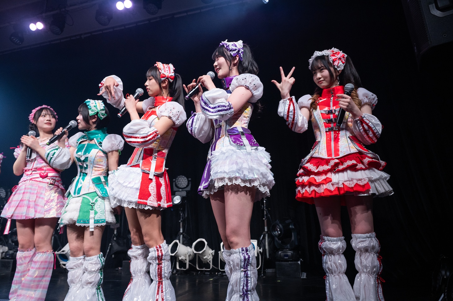 虹コンポーズを確認するOGたち。