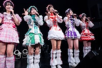 最新のメンバーである前嶋杏乃と並んで虹コンポーズを決めるOGたち。