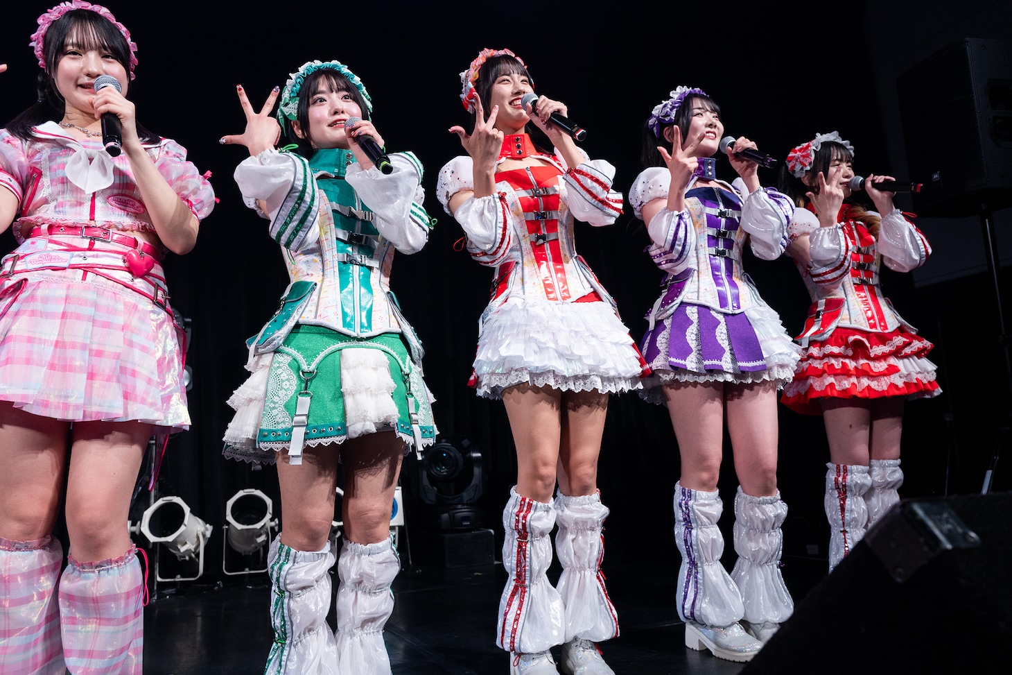 最新のメンバーである前嶋杏乃と並んで虹コンポーズを決めるOGたち。