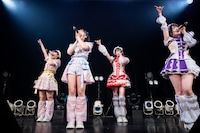 「天文学的ノンフィクション」を披露する虹コン赤組。