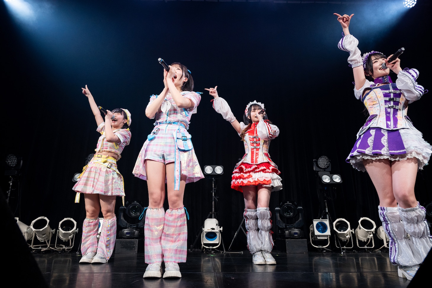 「天文学的ノンフィクション」を披露する虹コン赤組。