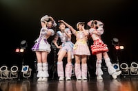 「天文学的ノンフィクション」を披露する虹コン赤組。