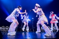 「天文学的ノンフィクション」を披露する虹コン赤組。