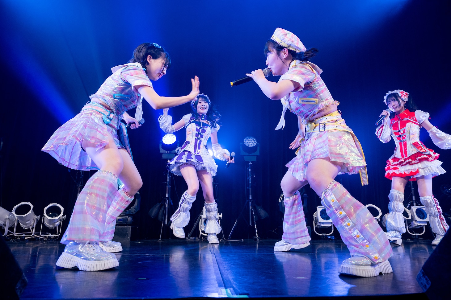 「天文学的ノンフィクション」を披露する虹コン赤組。