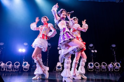 ユニット曲「HIGH FLYER」を歌うB≡FULLEST。