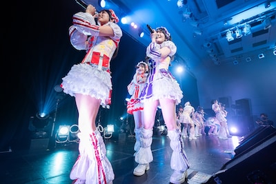 「君の明日が晴れるなら」を歌う虹のコンキスタドールとB≡FULLEST。