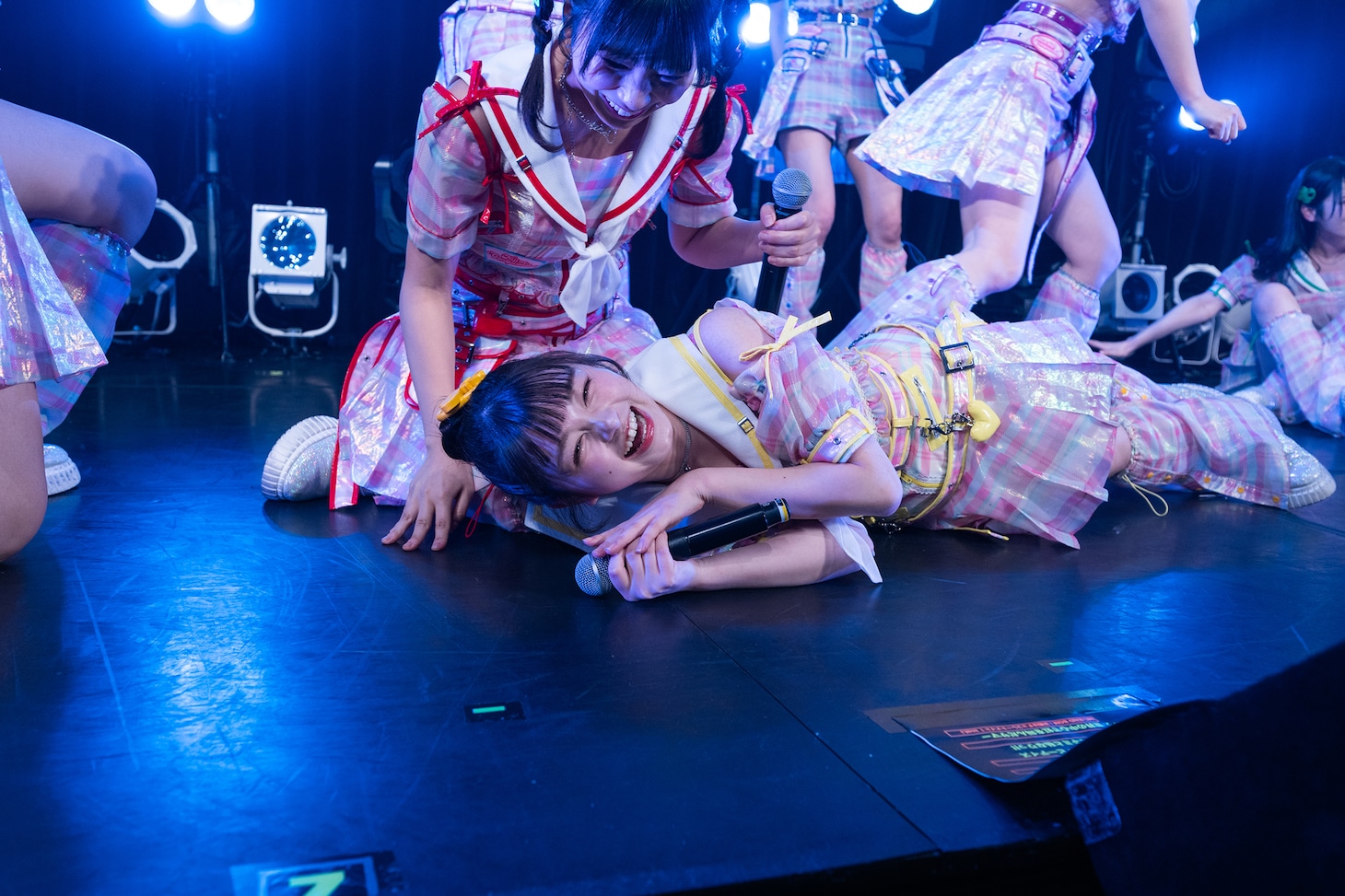 ステージに寝そべる川端優。