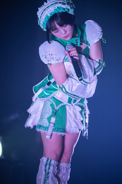 ソロ曲「あらすじ」を披露する岡田彩夢。