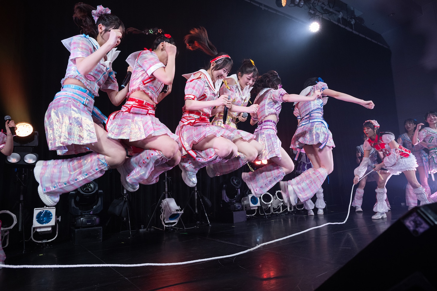 ステージ上で大縄跳びをする虹コン現役＆OG。