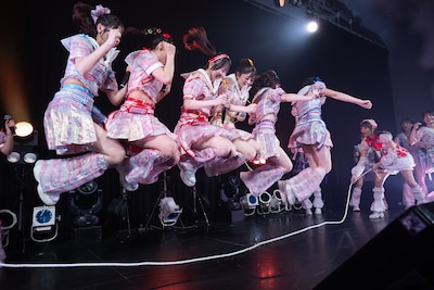 ステージ上で大縄跳びをする虹コン現役＆OG。